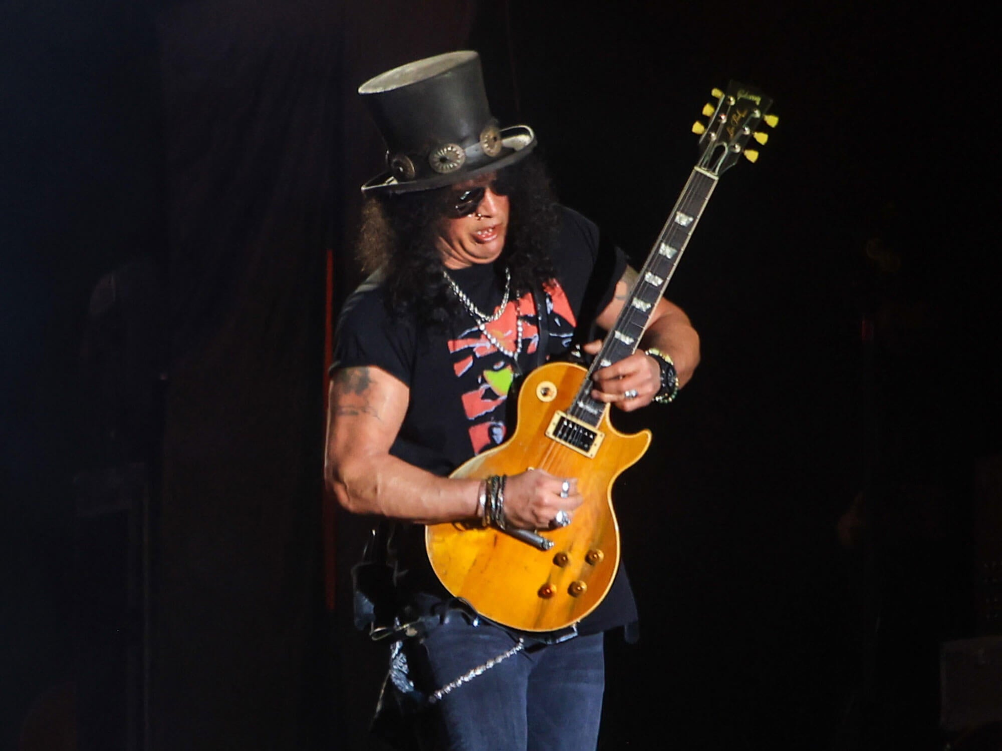 Slash graaft naar zijn bluesroots met "Orgy of the Damned"