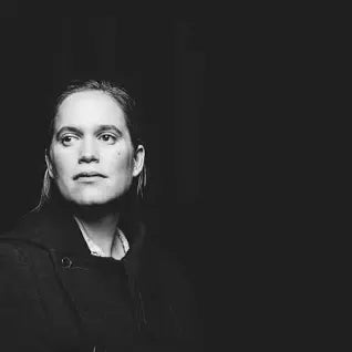 Chantal Acda & The Atlantic Drifters Omarmen Kwetsbaarheid op "Silently Held"