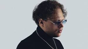 Esko herrijst uit zijn as met 'Feniks', een album vol rauwe emotie en eerlijke beats.