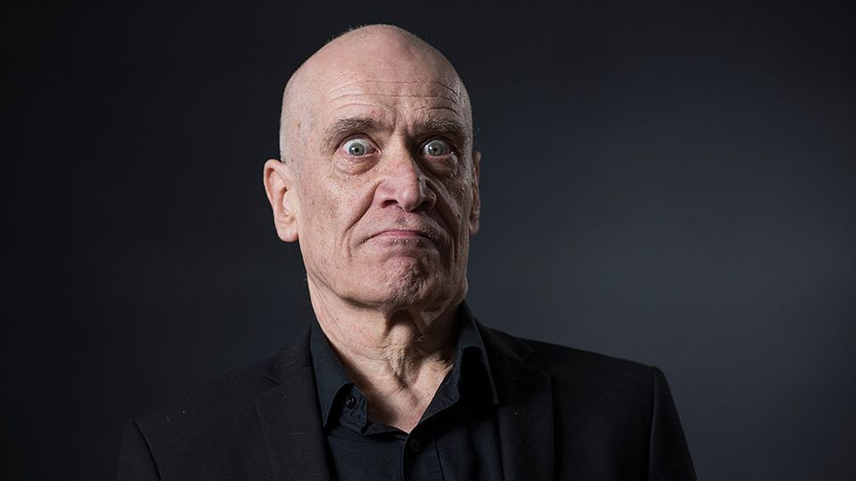 Wilko Johnson speelt pubrock in geleende tijd..