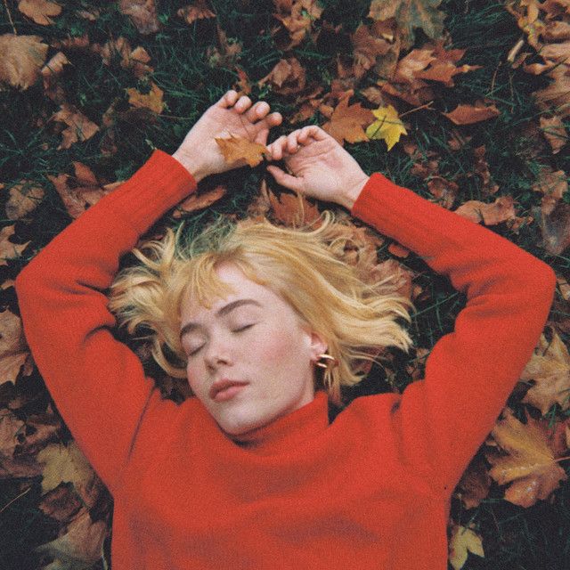 Girl In Red brengt een speciale EP uit met herfstbladeren.