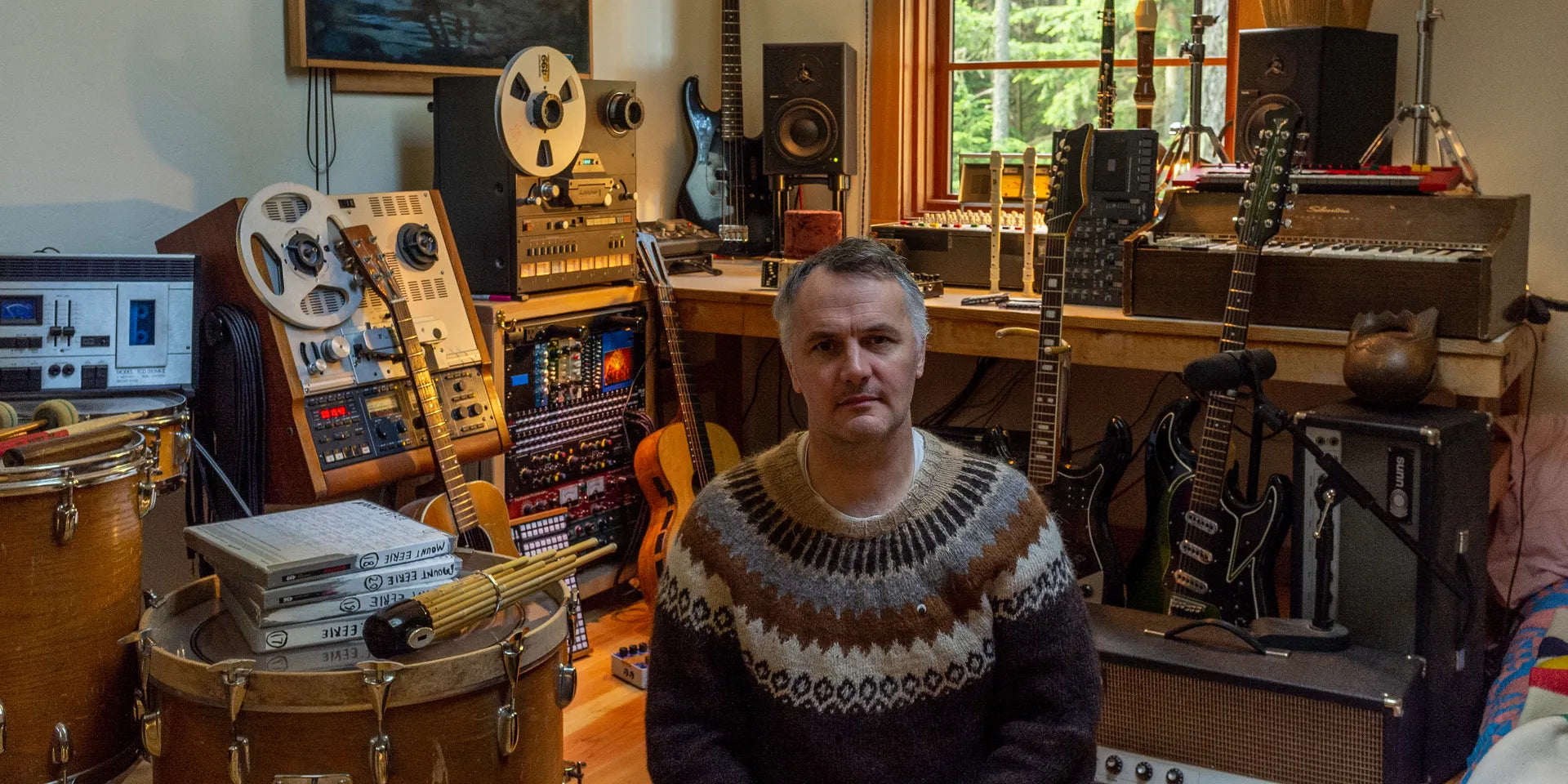 Phil Elverum, de man achter het muzikale project Mount Eerie, kondigt zijn terugkeer aan met 'Night Palace'