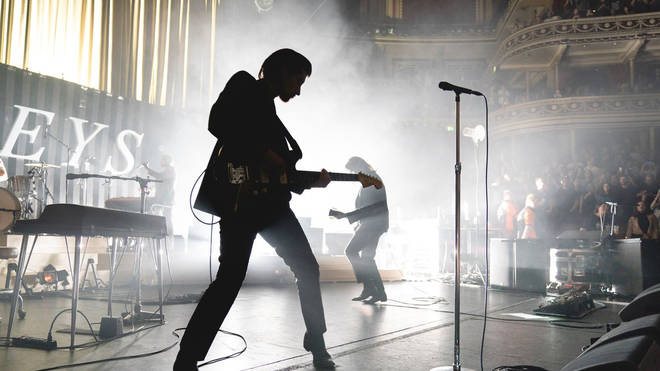 Arctic Monkeys helpt slachtoffers #Covid-19 met donatie opbrengsten nieuw livealbum