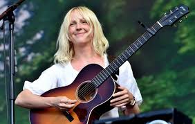 Laura Marling keert terug met "Patterns In Repeat": een intiem portret van moederschap en de cyclus van het leven