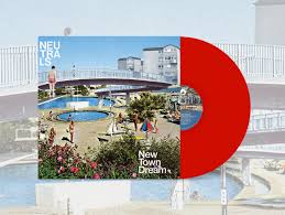 NEUTRALS - NEW TOWN DREAM: EEN POST-PUNK VISIE OP HET MODERNE LEVEN OP VINYL