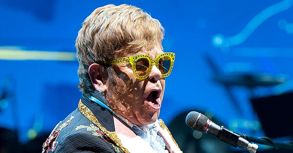 Sir Elton John brengt bijzondere boxset-heruitgave van 'Madman Across the Water'