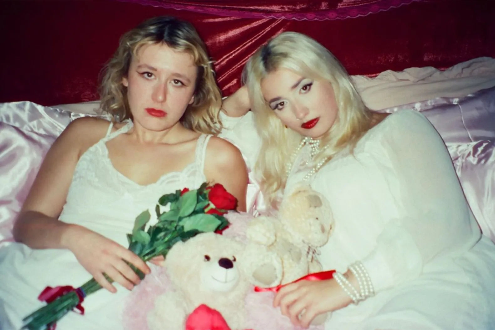 Punkrock explosie: Lambrini Girls releasen Who Let The Dogs Out -